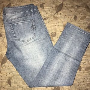 Selling these guess jean capris great condition:)